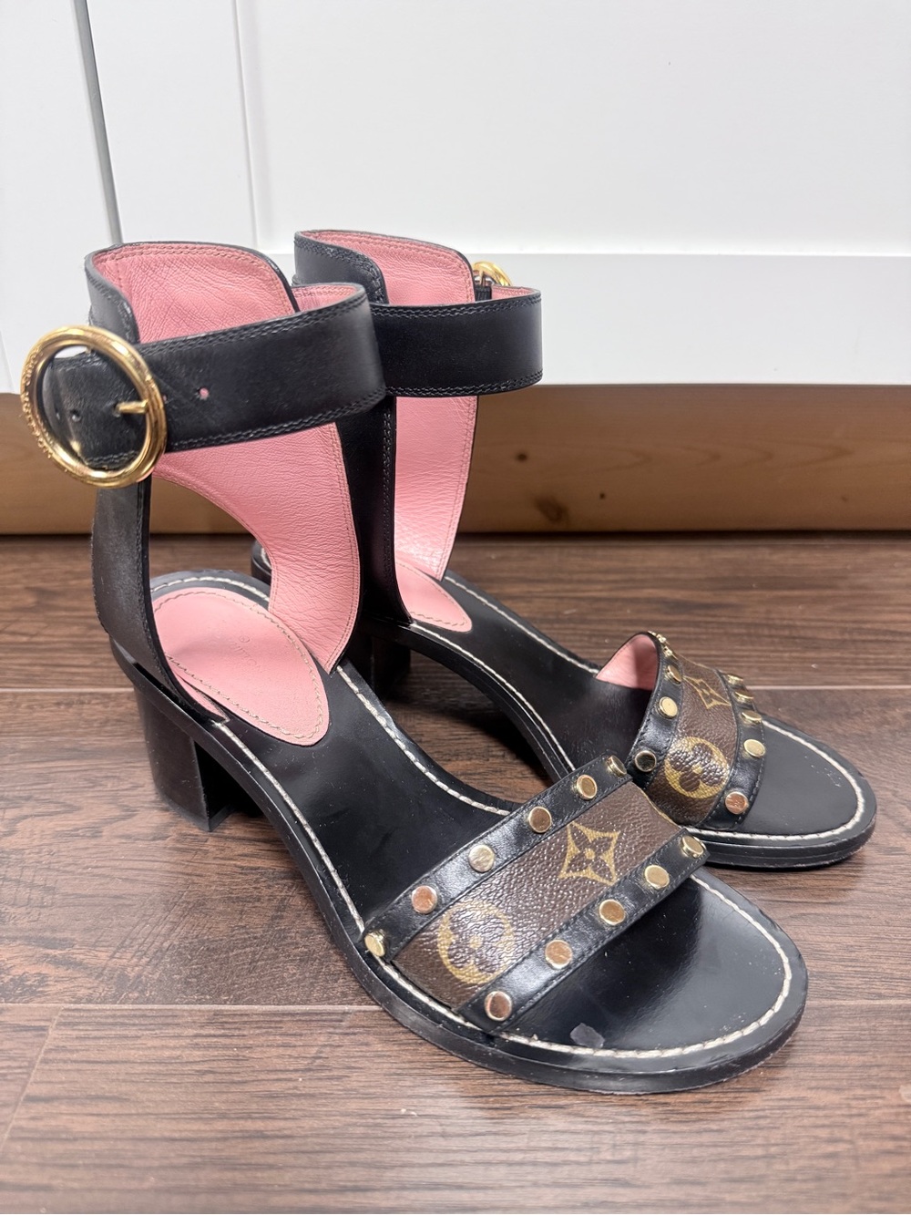 Authentic Louis Vuitton Passenger Sandal Sz 38